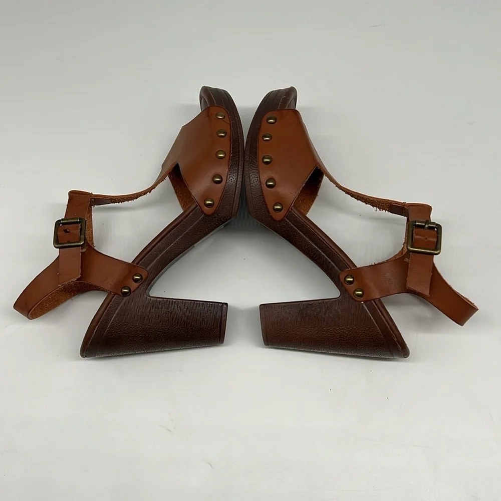Sugar Quele Brown Vegan Leather Brass Studded Block Faux Wood Heeled Sandals 6.5